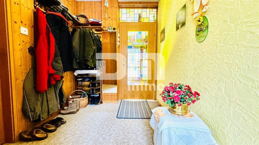 Modernisierte DHH mit Doppelgarage und 2x Carport in Traumlage inkl. Bachlauf - EG Flur 2 / Garderobe